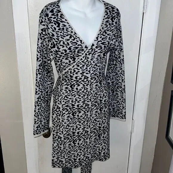 LOVERS + FRIENDS Merida Animal Print Wrap Dress-M NWT - Picture 2 of 10